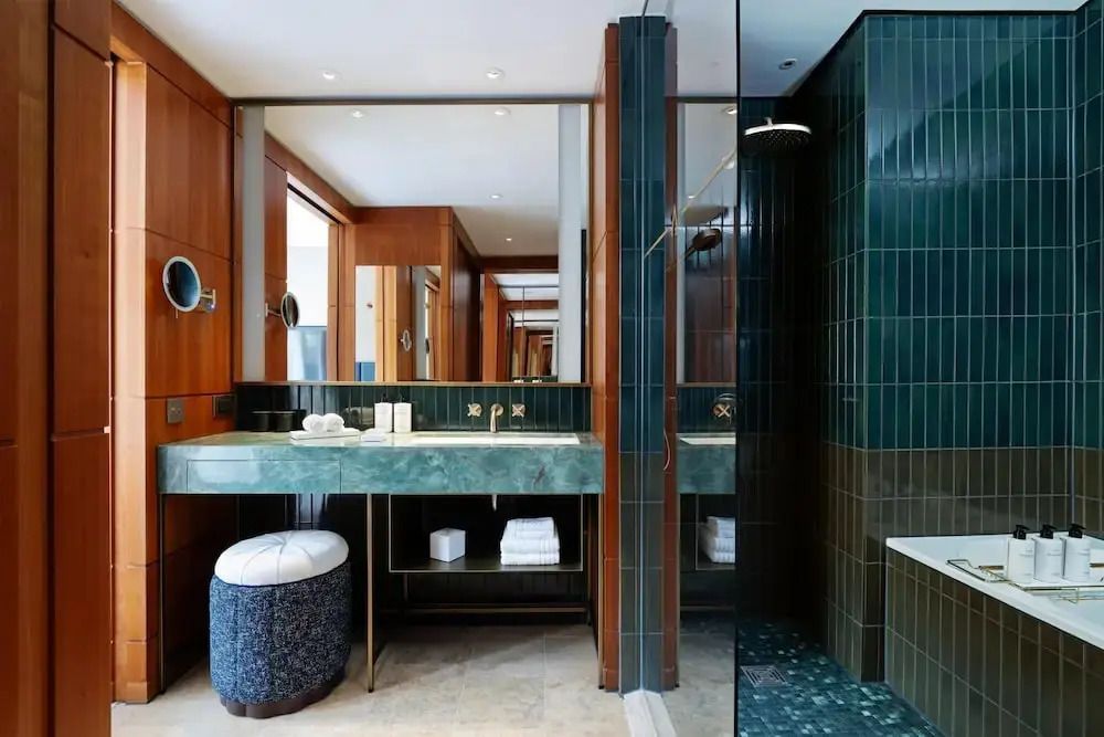 Luxuriöses Badezimmer mit Doppelwaschbecken und großer Spiegelwand