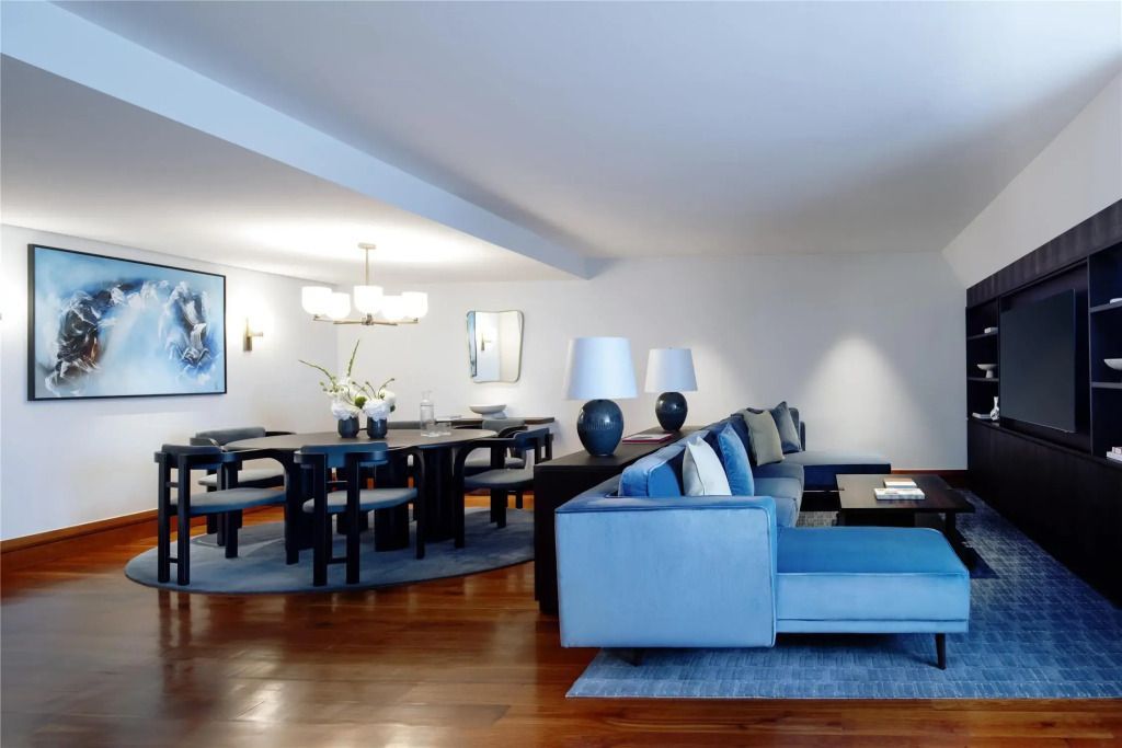 Großzügige Suite mit elegantem Wohnbereich und Essplatz im Conrad Hamburg