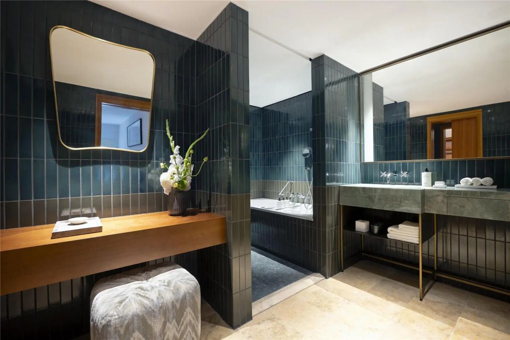 Modernes Badezimmer mit Holzakzenten und luxuriöser Badewanne