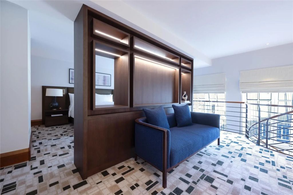 Moderne Sitzecke mit Couch in einer luxuriösen Hotelsuite