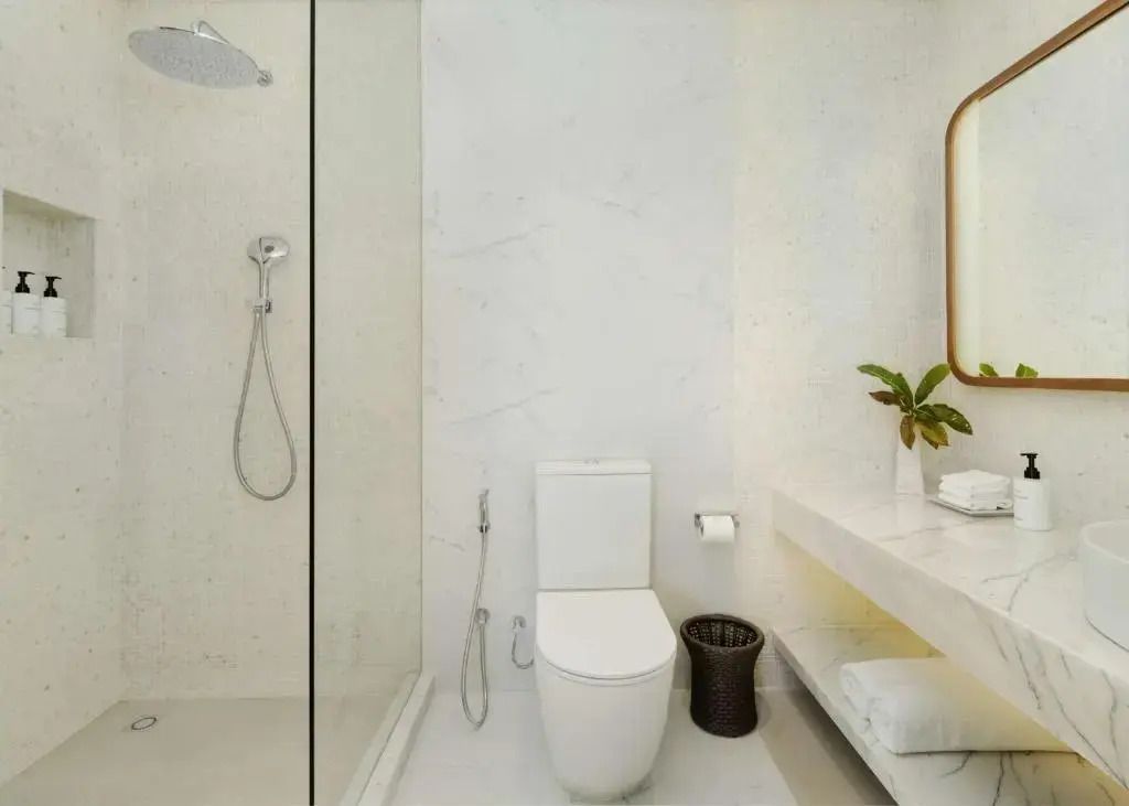 Modernes Badezimmer mit Dusche und WC in einer hellen Strandvilla.