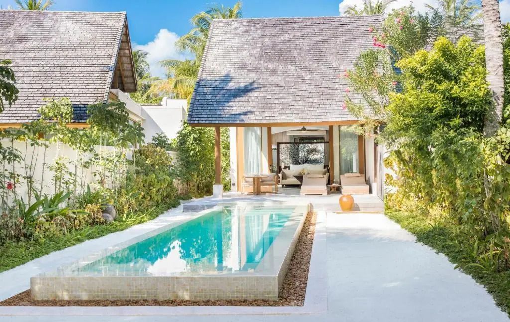 Privater Pool und Garten der Beach with Pool Suite im tropischen Ambiente
