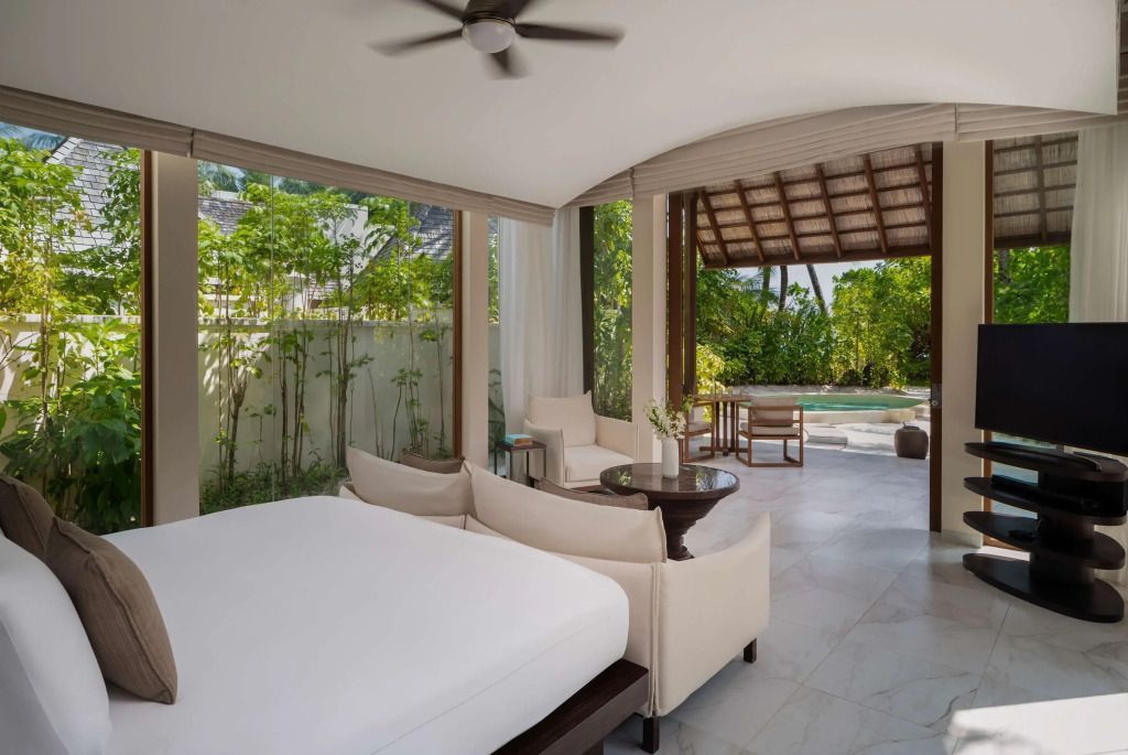 Luxuriöser Innenraum mit Blick auf Terrasse und privatem Pool