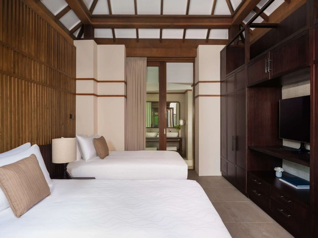 Zweibettzimmer mit traditionellem Holzdach und moderner Einrichtung