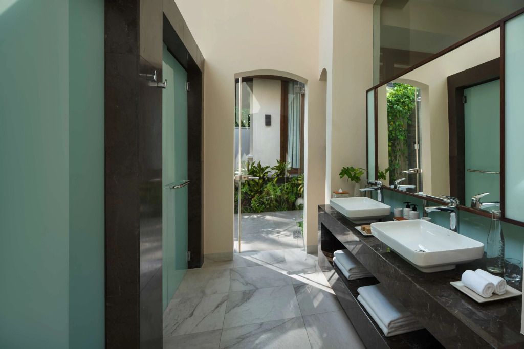 Modernes Badezimmer mit Doppelwaschbecken und Blick in den Garten