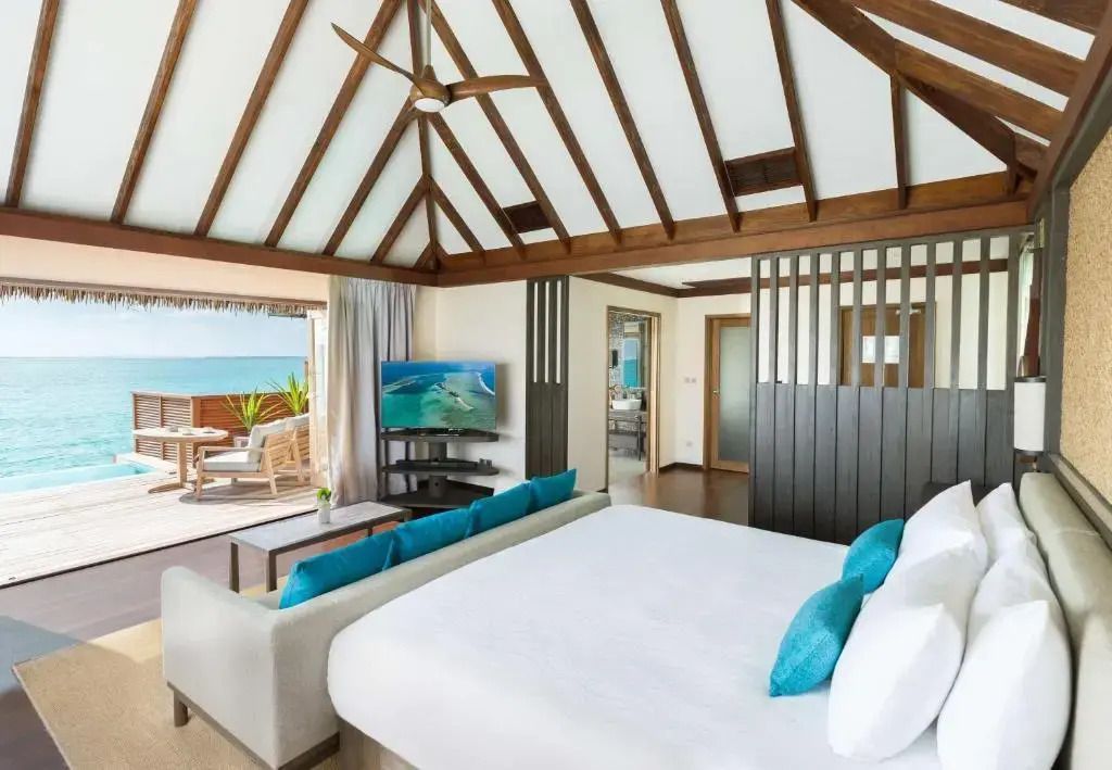 Geräumiges Schlafzimmer der Villa mit Ausblick auf das Meer