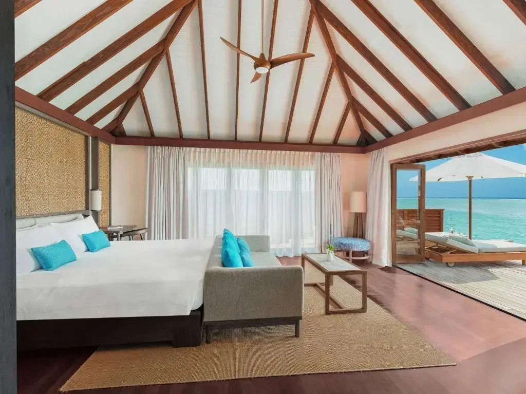 Luxuriöses Schlafzimmer mit offenem Zugang zur Terrasse und Meerblick
