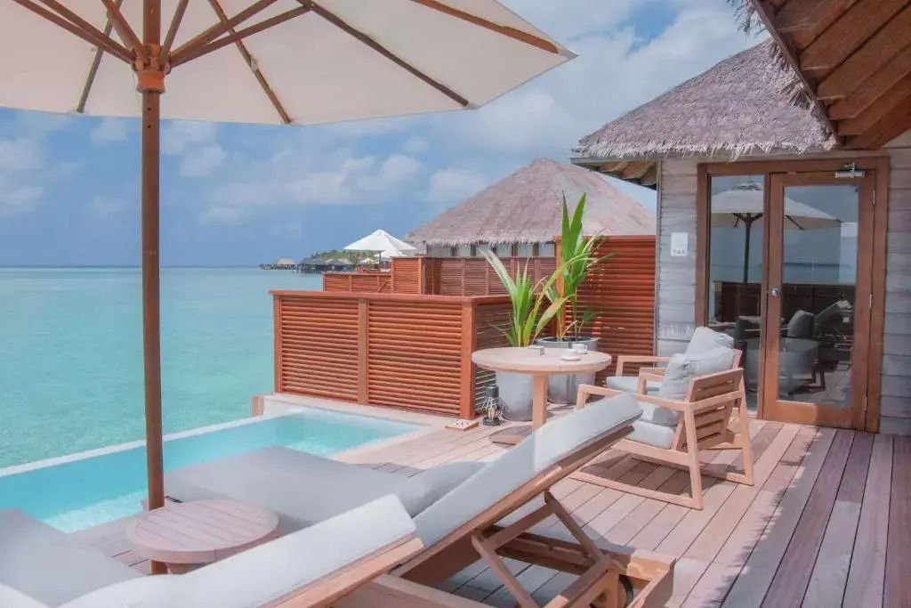 Private Terrasse der Villa mit Pool und Meerblick