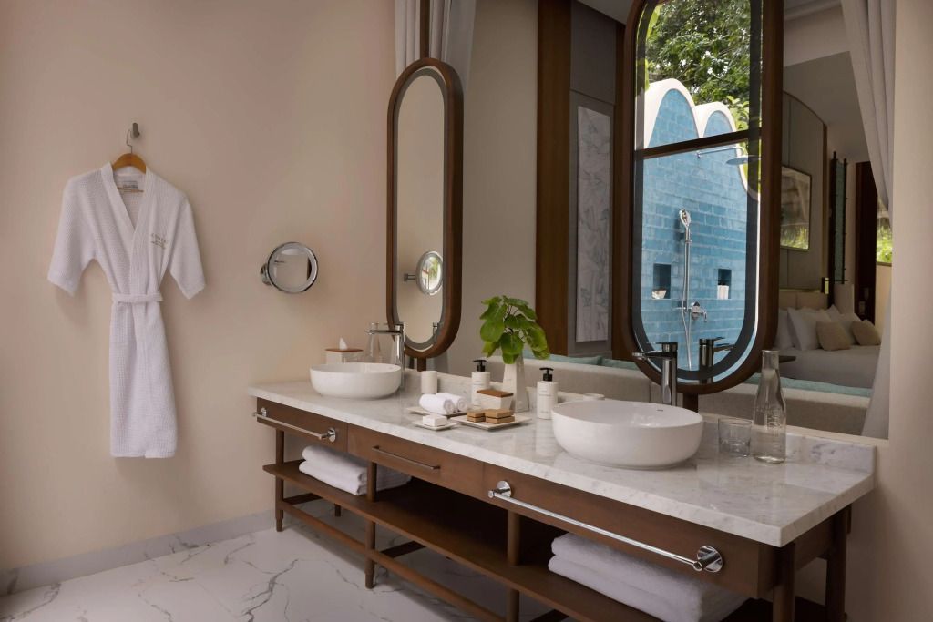 Luxuriöses Badezimmer mit Doppelwaschbecken und moderner Einrichtung.