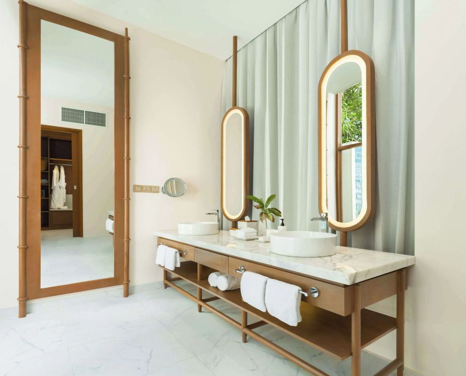 Geräumiges Badezimmer mit großen Spiegeln und Doppelwaschbecken.