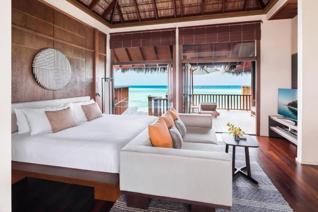 Großes Schlafzimmer mit Terrasse und Meerblick in der Grand Water Villa