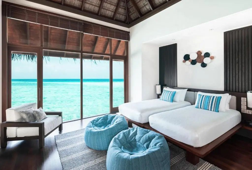 Zweites Schlafzimmer mit zwei Einzelbetten und Sicht auf das Meer