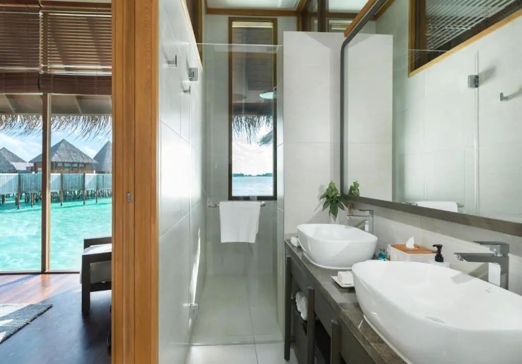 Modernes Badezimmer mit Blick auf das Meer durch ein Fenster