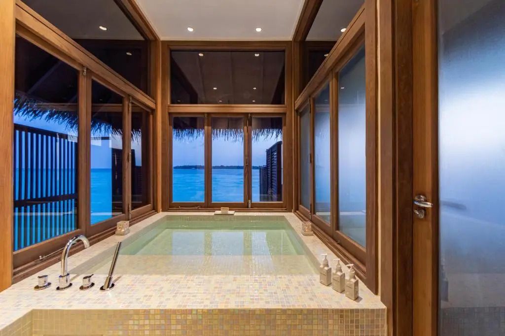 Luxuriöser Whirlpool mit Blick auf den Ozean in einer Villa