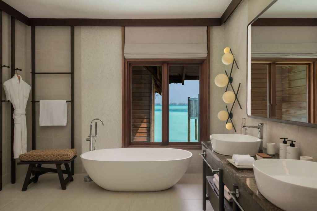 Großes Badezimmer mit freistehender Badewanne und Meerblick