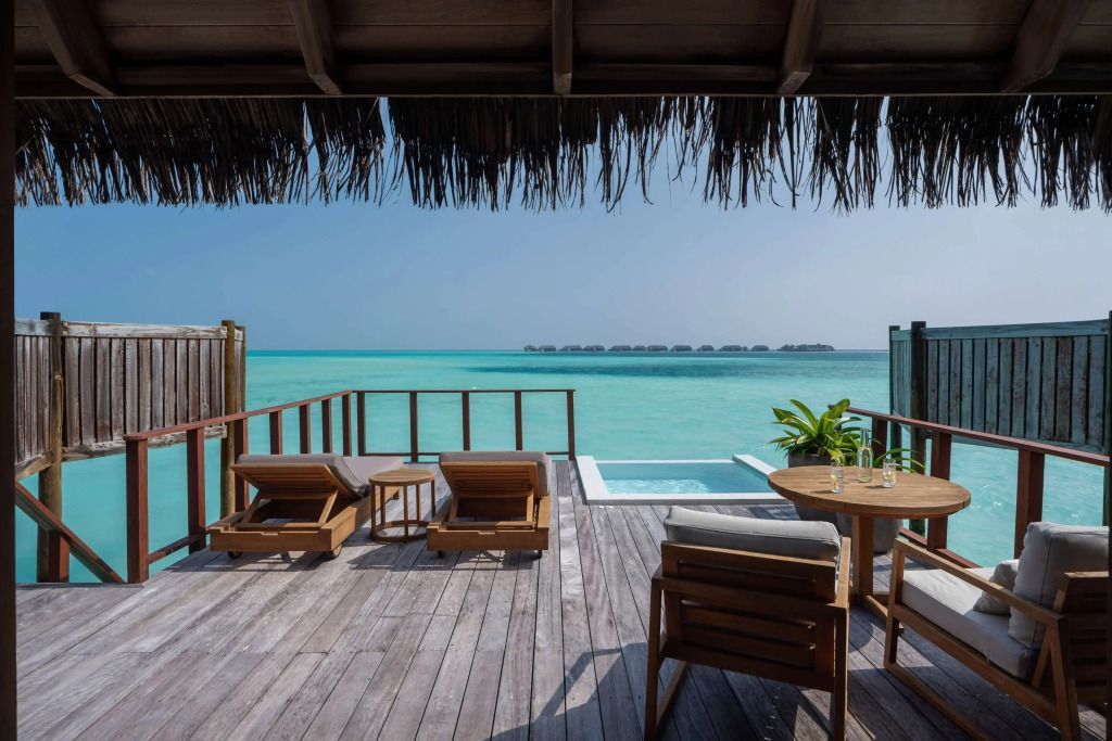 Privates Sonnendeck mit Pool und Blick auf das klare Meer
