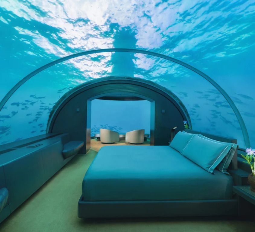 Unterwasser-Schlafzimmer mit Glasdecke und Ozeanblick im Conrad Maldives