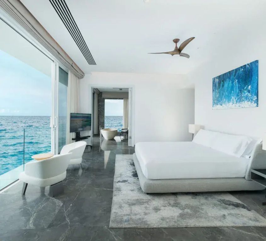 Luxuriöses Schlafzimmer mit Blick auf das Meer im Conrad Maldives