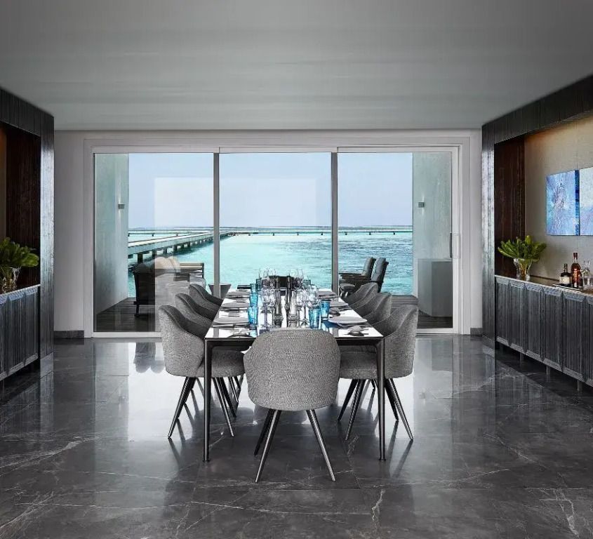 Essbereich mit Meerblick und modernem Design im Conrad Maldives