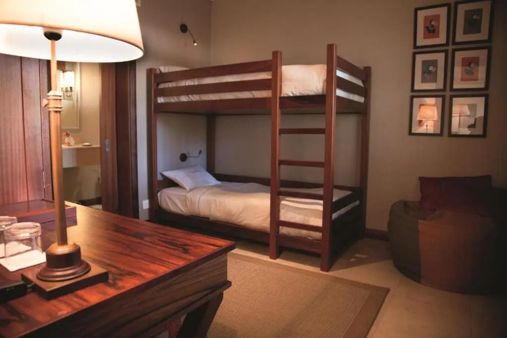 Kinderzimmer mit Etagenbett in der Familiensuite des Luxusresorts.