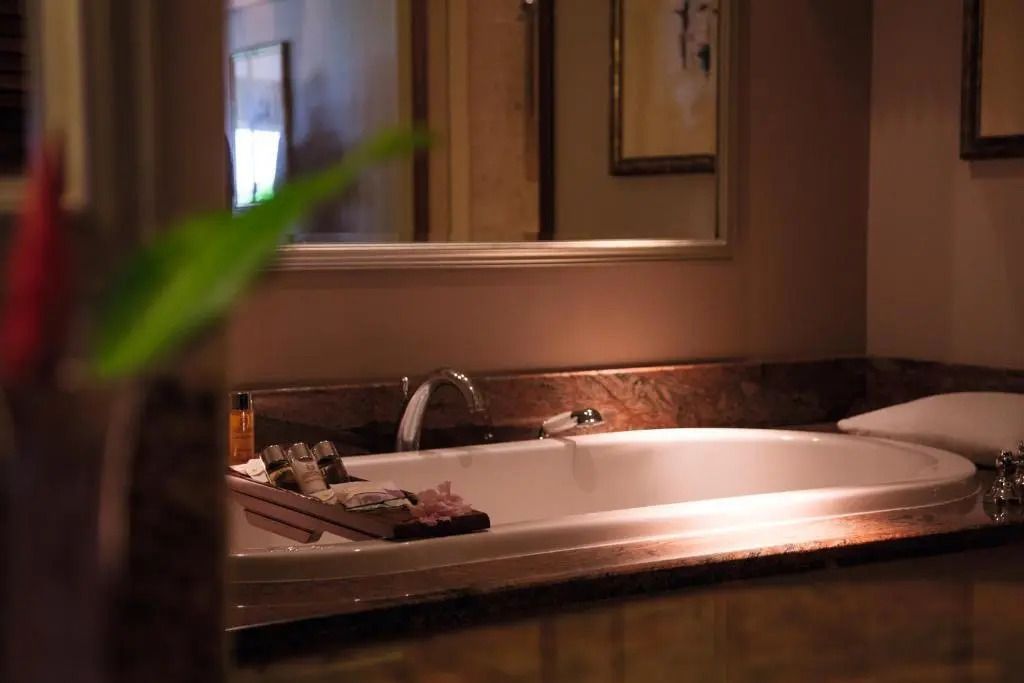 Luxuriöses Badezimmer mit stilvoller Badewanne und stimmungsvoller Beleuchtung.