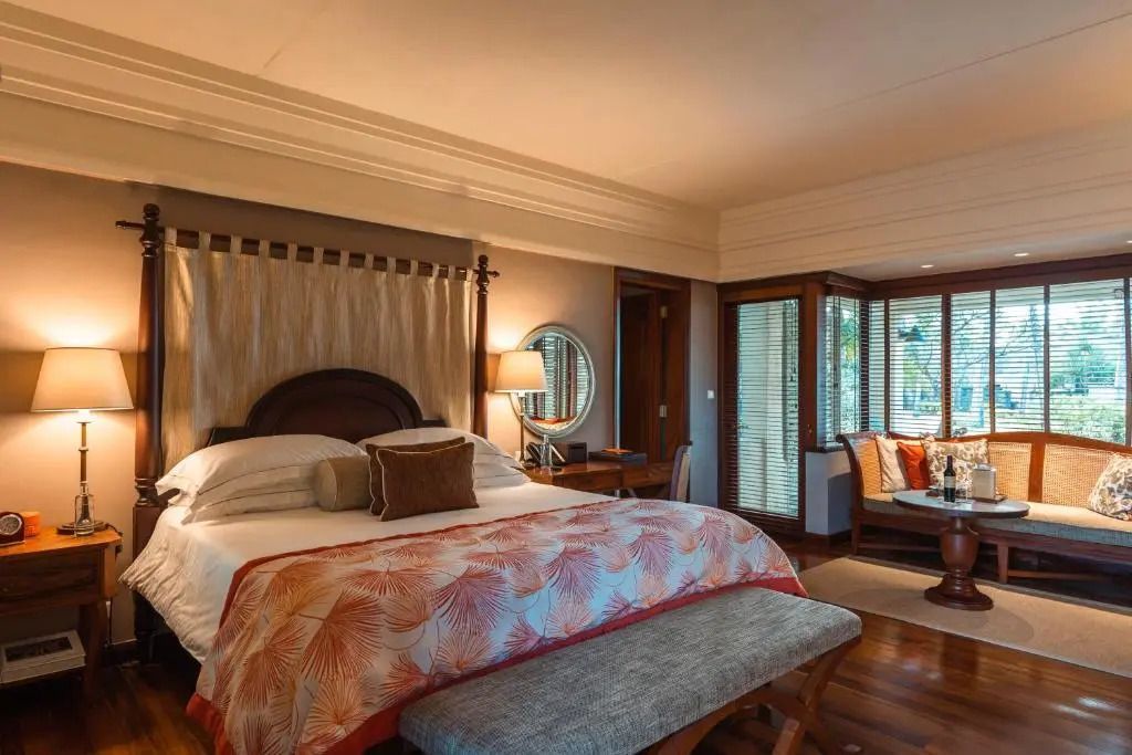 Großzügiges Schlafzimmer mit elegantem Dekor und Sitzbereich in der Familiensuite.