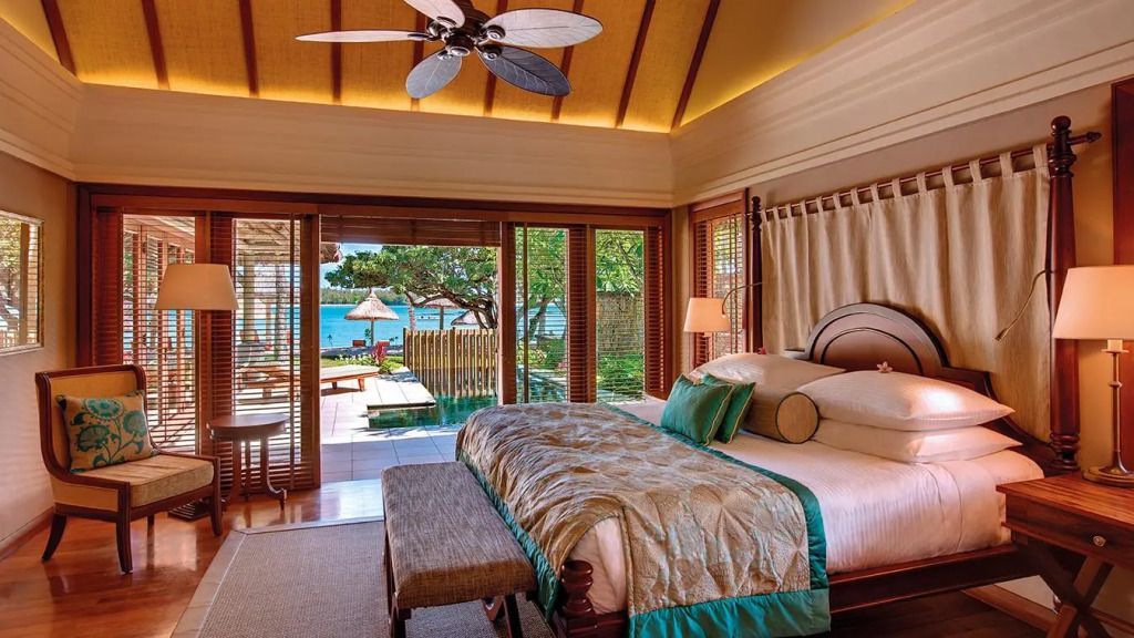 Luxuriöses Schlafzimmer mit Zugang zur Terrasse und Meerblick