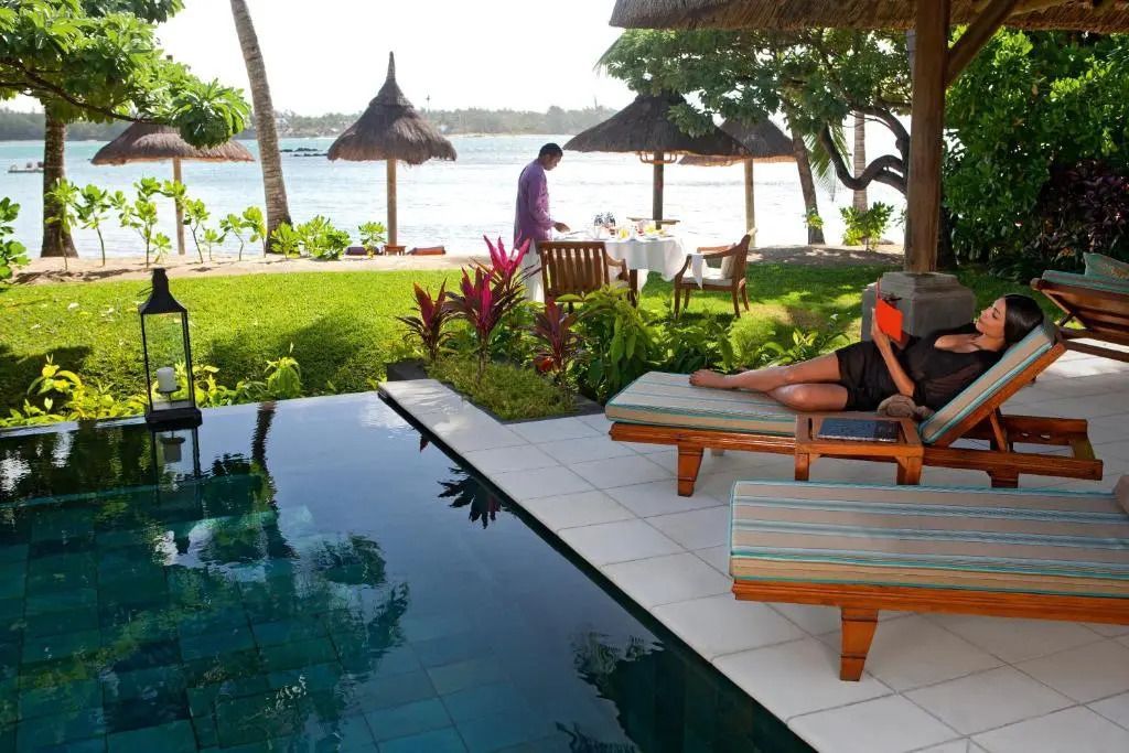 Privater Pool mit Liegen und direktem Zugang zur Strandpromenade