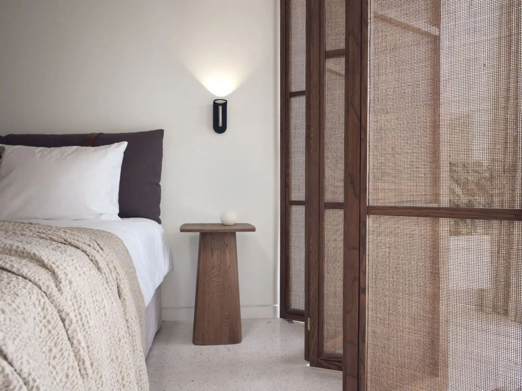 Elegantes Schlafzimmer mit Holzelementen und dezenter Beleuchtung