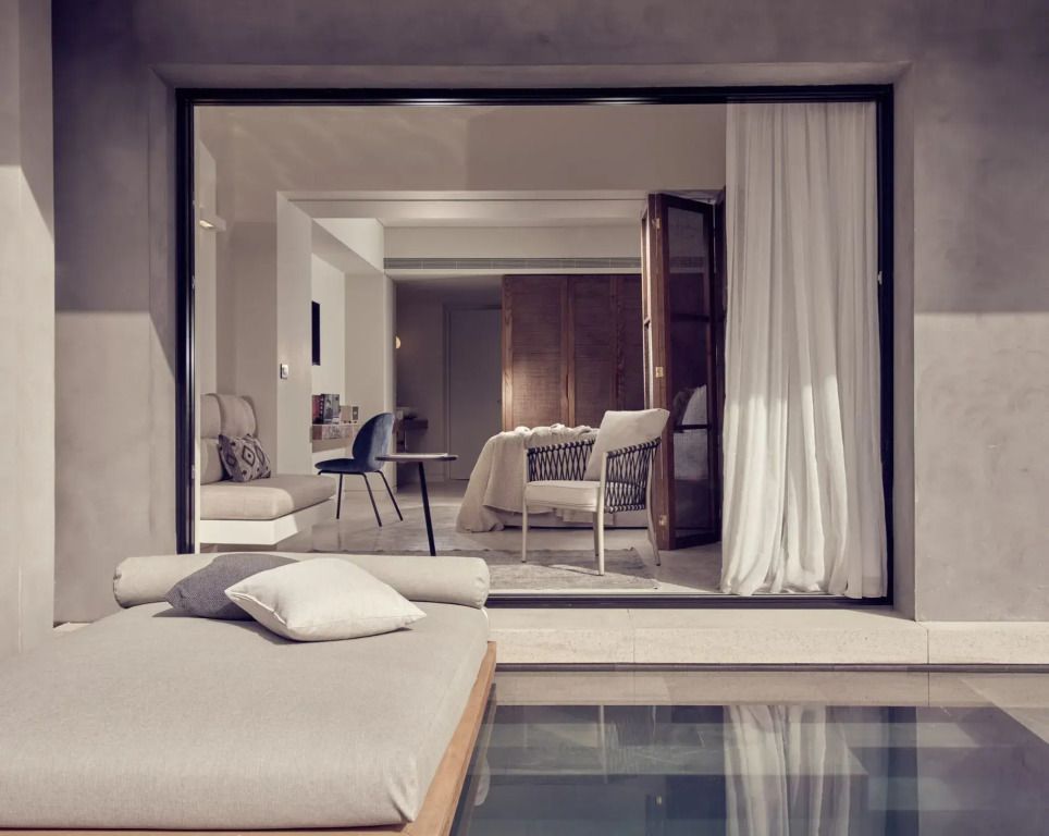 Private Suite mit offener Terrasse und Poolzugang