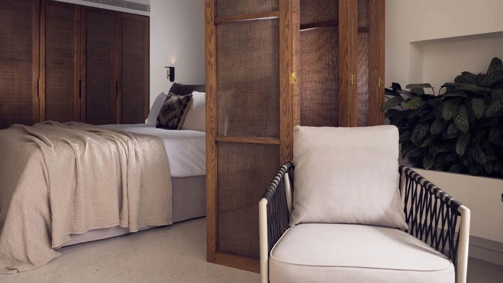Elegantes Schlafzimmer mit Doppelbett und modernen Holzelementen