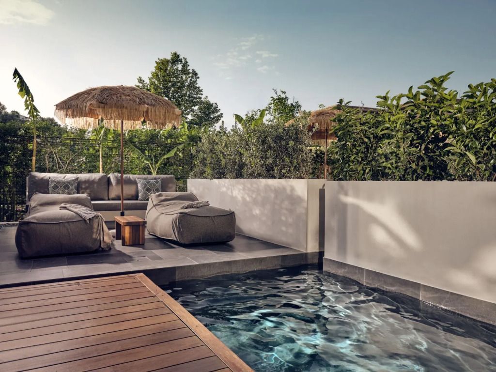 Private Terrasse mit Pool und bequemen Loungemöbeln