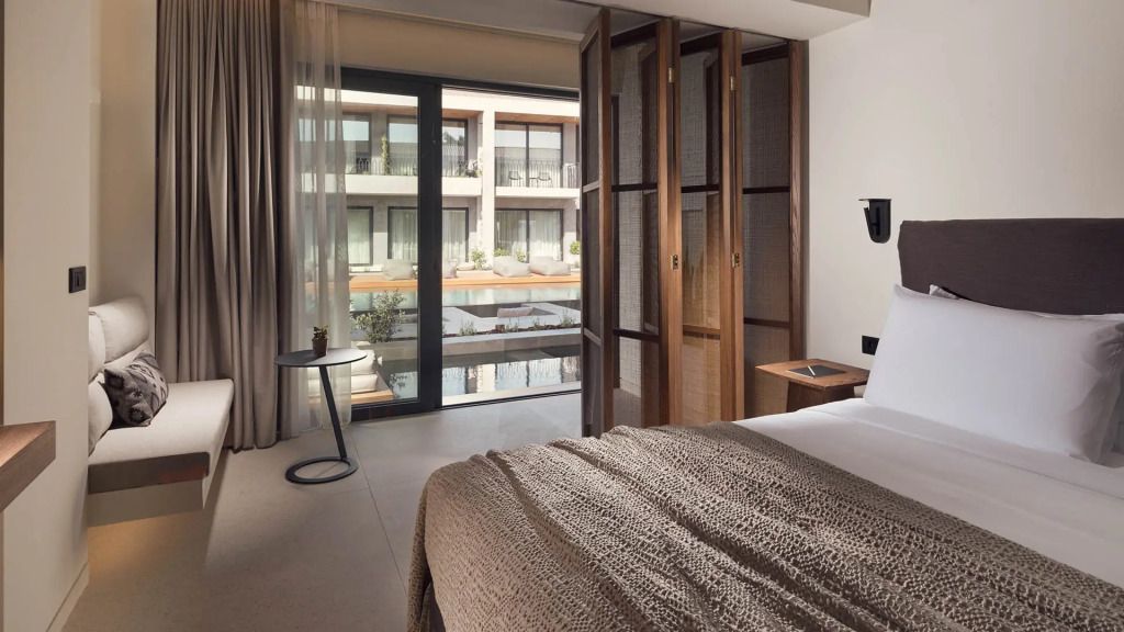 Modernes Schlafzimmer mit direktem Zugang zu einem gemeinsamen Pool