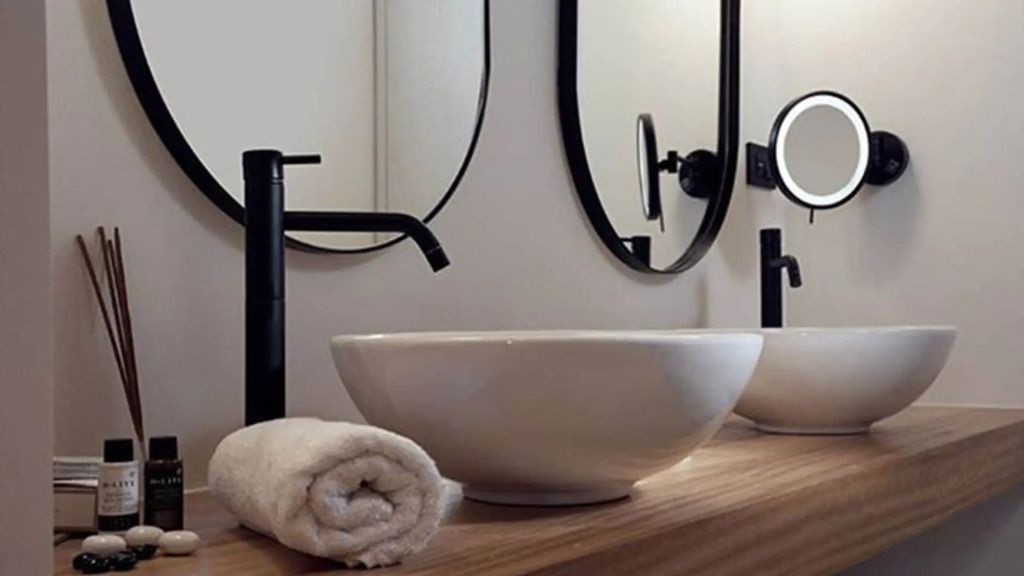 Stilvolles Badezimmer mit Doppelwaschbecken und modernen Armaturen