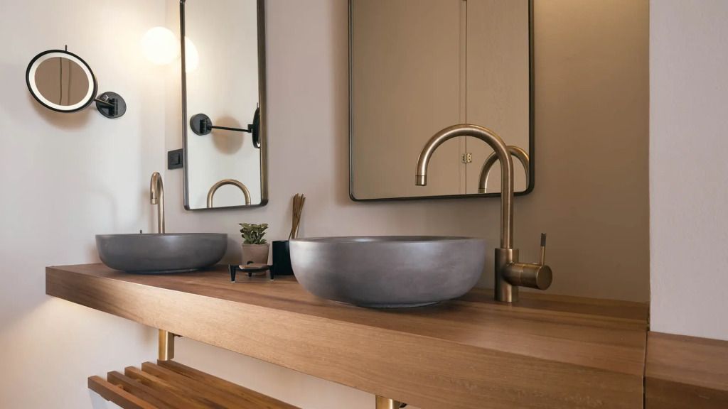 Modernes Badezimmer mit Waschbecken aus Stein und dekorativem Wasserhahn