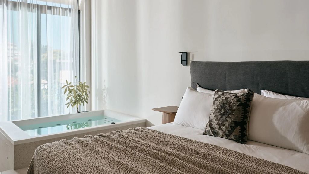 Luxussuite mit Doppelbett und Whirlpool in modernem Design