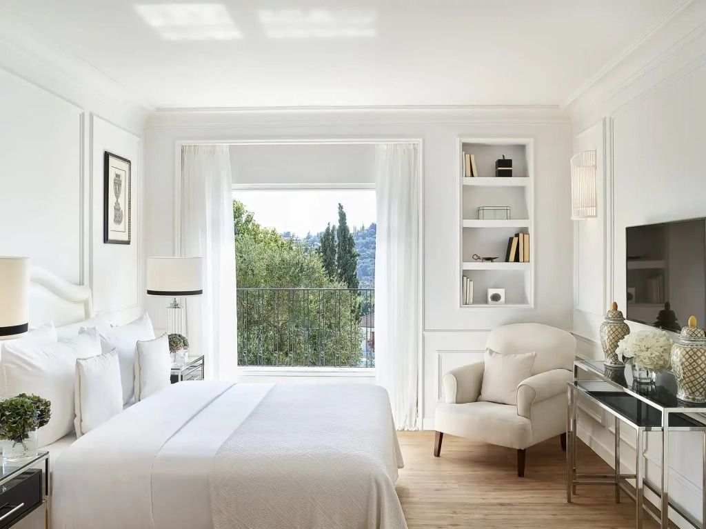 Stilvolles Schlafzimmer mit großem Fenster und Leseecke