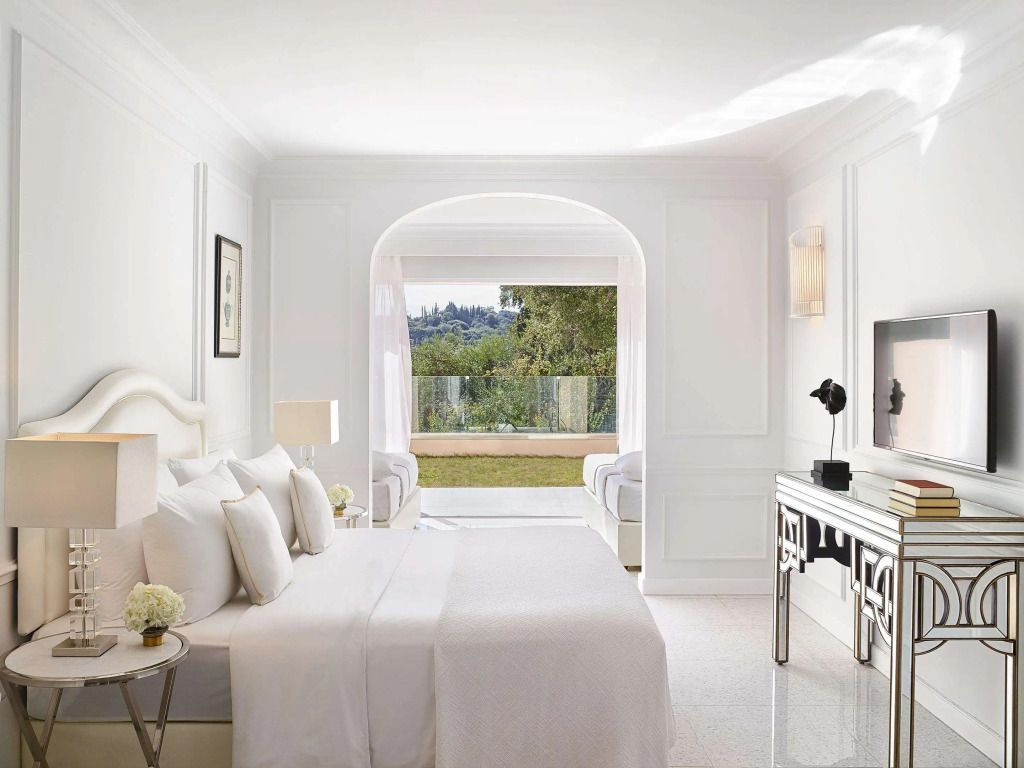 Luxuriöses Schlafzimmer mit Blick auf Terrasse und Garten