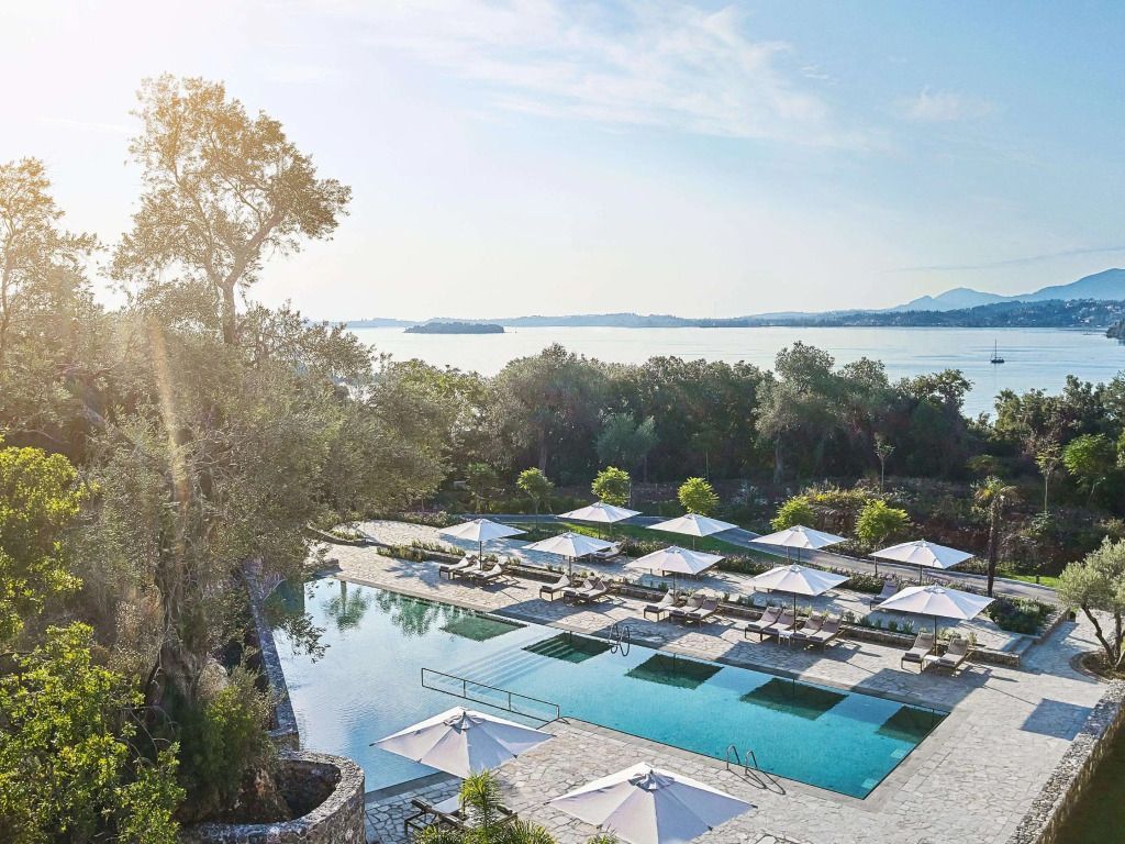 Atemberaubende Poollandschaft mit Blick auf das Meer und umliegende Natur