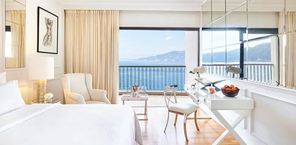 Luxuriöses Gästezimmer mit Schreibtisch und herrlichem Meerblick