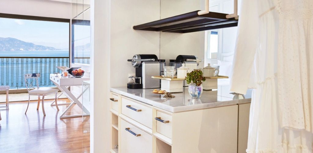 Moderne Kaffeeecke im Zimmer mit Kaffeemaschine und Accessoires