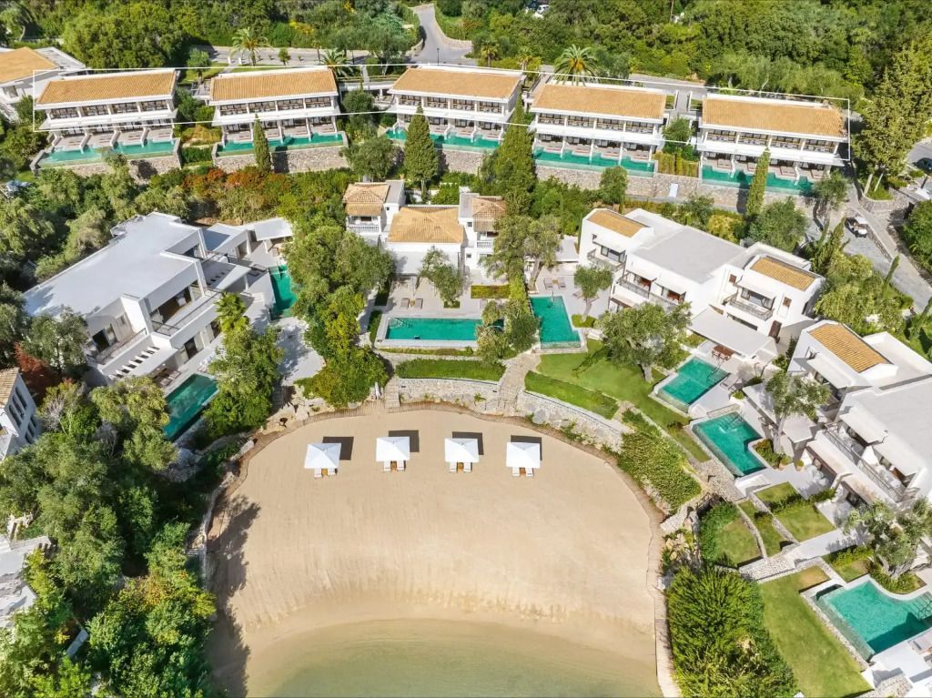 Luftaufnahme des Corfu Imperial Resorts mit Poollandschaft und Strandzugang.