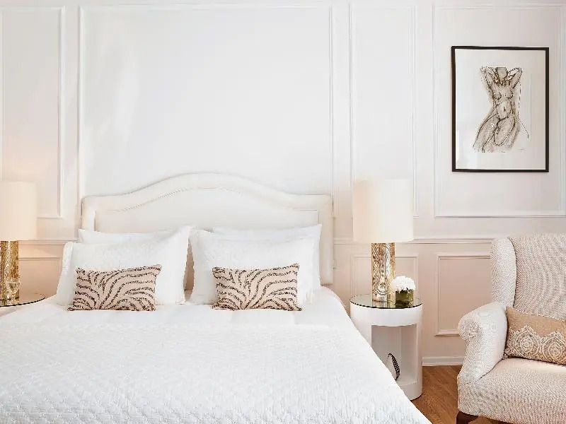 Elegantes Schlafzimmer mit Doppelbett und stilvollen Kissen in neutralen Tönen