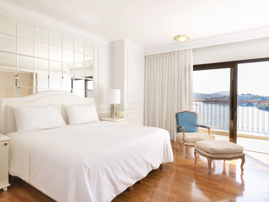 Geräumige Deluxe Familie Suite mit Meerblick und eleganter Einrichtung.