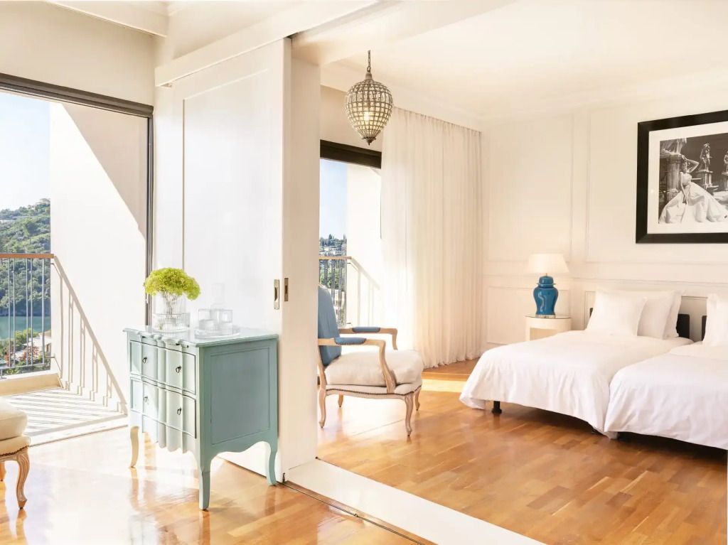 Helle und elegante Suite mit gemütlichem Sitzbereich und Meerblick.