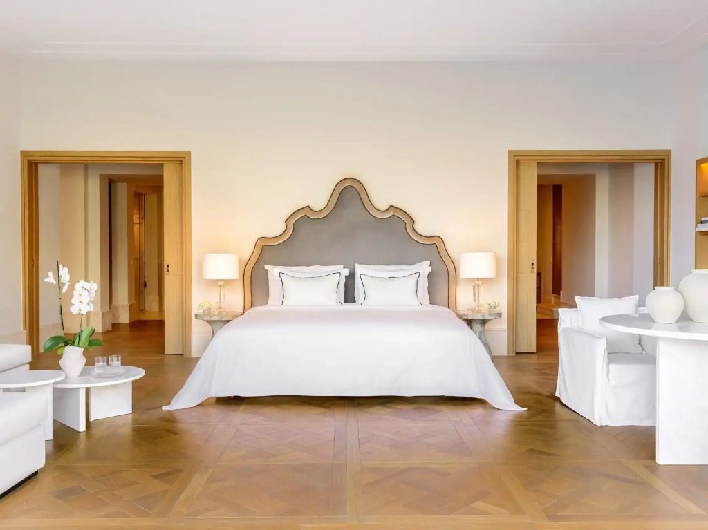 Elegantes Schlafzimmer mit großem Doppelbett und Holzfußboden in einer Villa am Strand