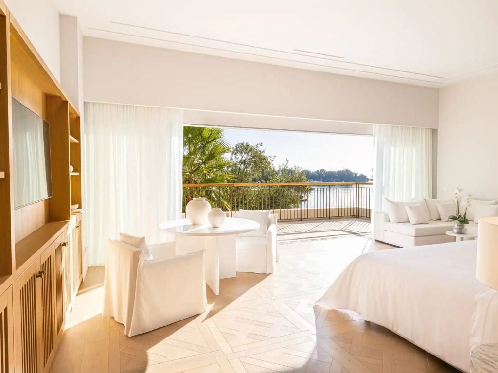 Heller Wohnbereich mit Blick auf das Meer und luxuriösem Interieur