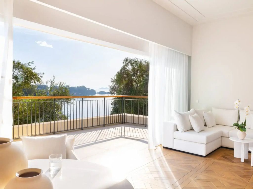 Moderner Wohnbereich mit Balkon und Blick auf das Meer