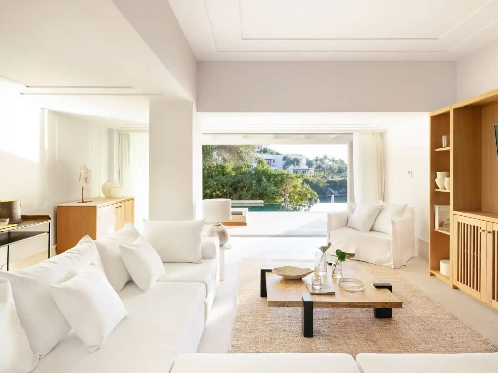 Offener Wohnraum mit Zugang zu Terrasse und privatem Pool in der Villa