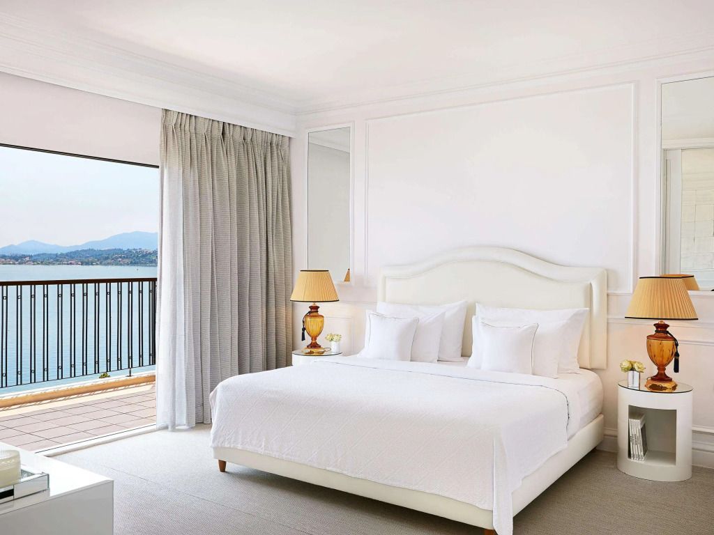 Elegantes Schlafzimmer mit großem Bett und Meerblick in der Imperial Suite.